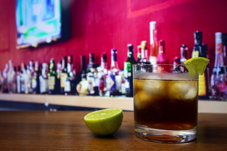 фото коктейля Cuba Libre (ром с колой и лаймом)
