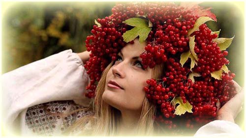 Девушка в венке из калины