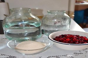 Добавить сахар Клюква и сахар