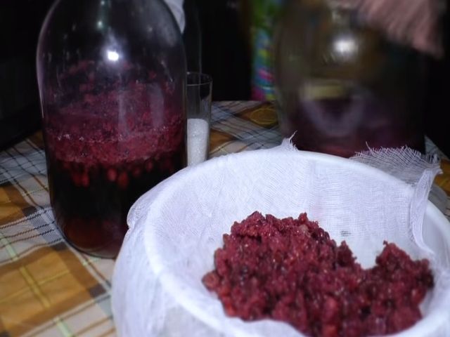 декантировать мякоть
