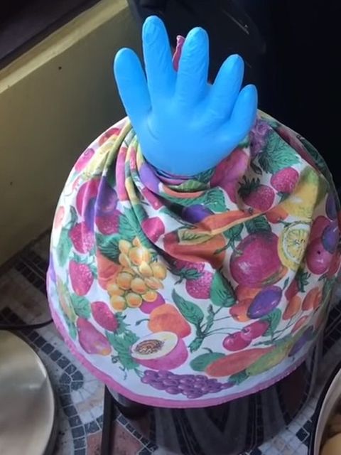 бутылка вина с перчаткой