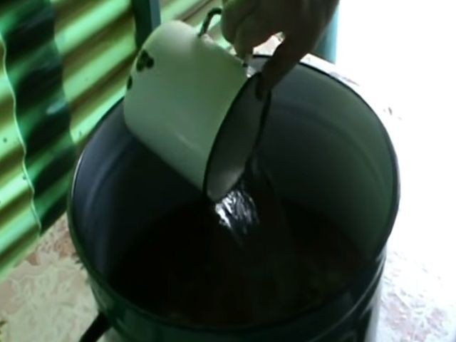 лить воду
