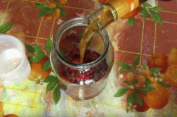 Ягоды поливаются коньяком