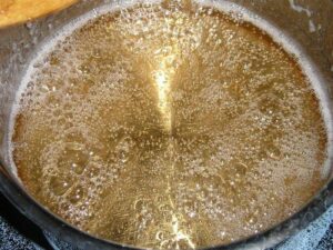 Выпаривание воды из сахарного сиропа.