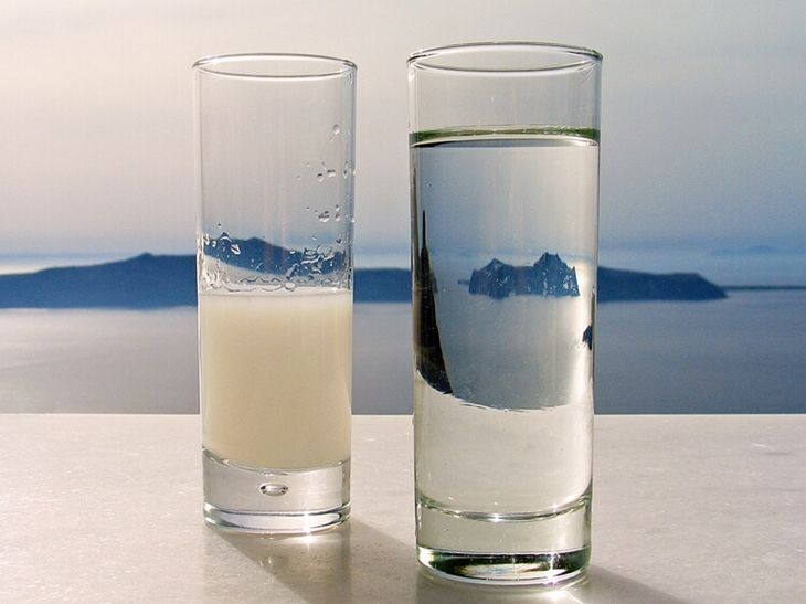 Самбука с минеральной водой